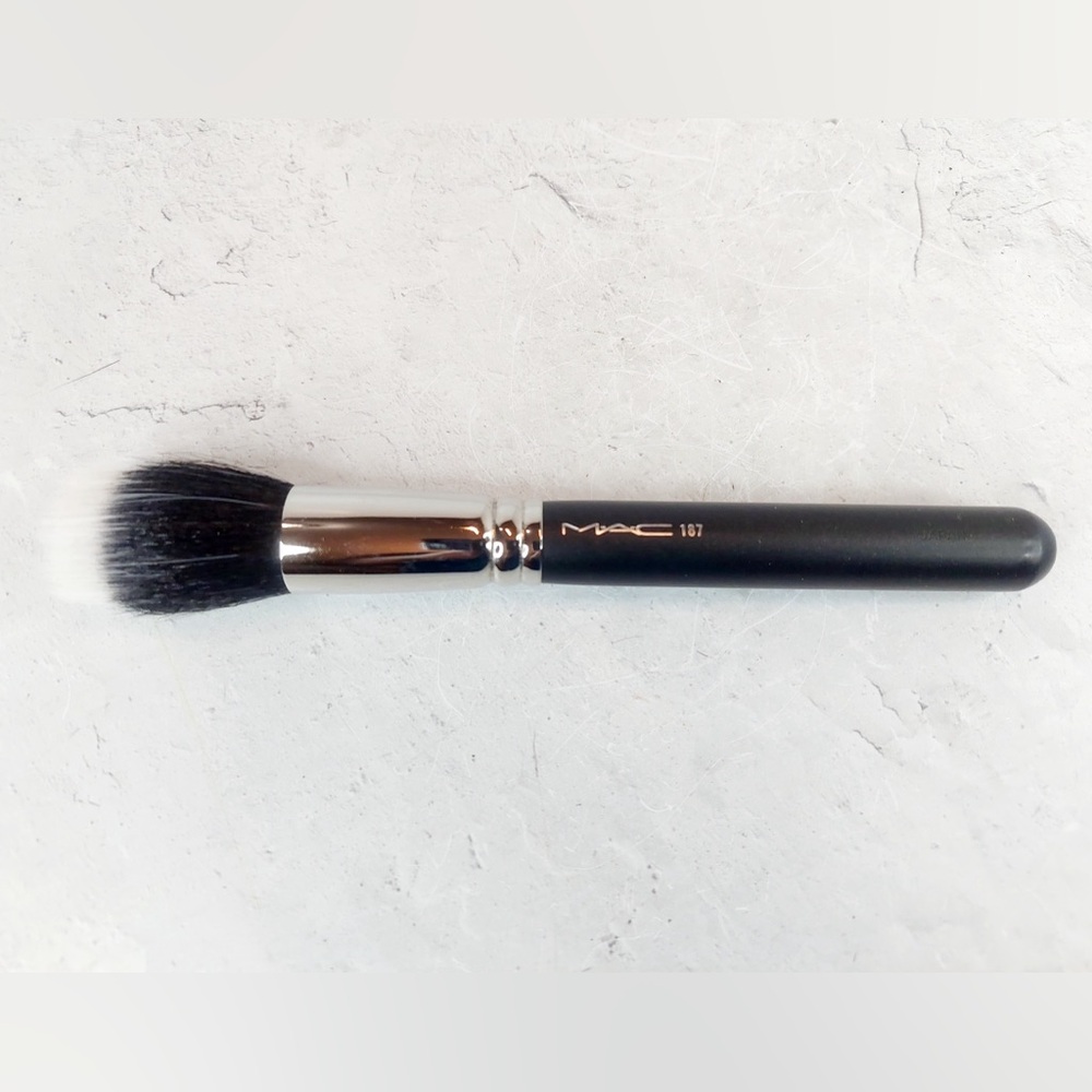 MAC 187 Duo Fibre Brush